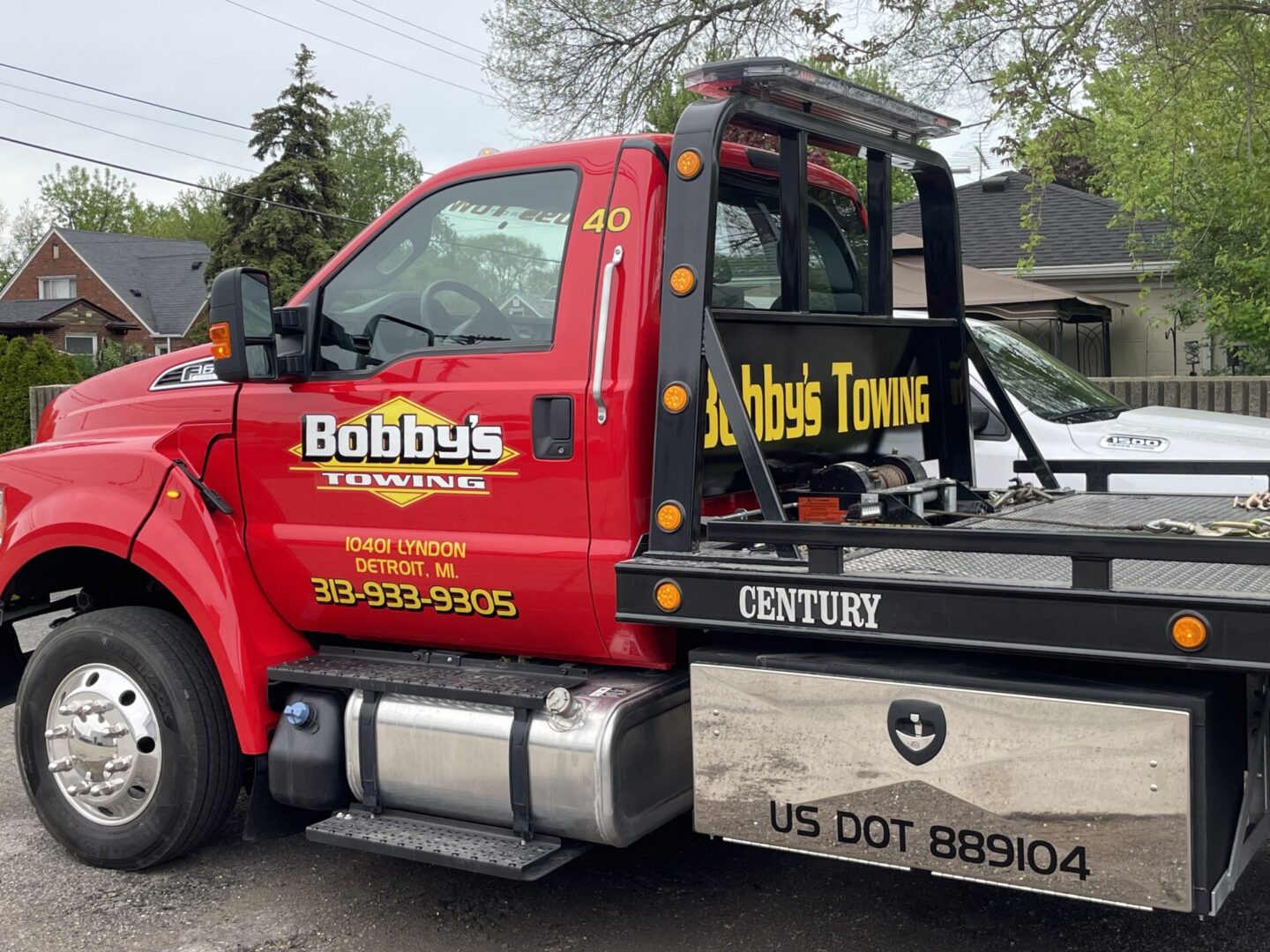 A red tow truck with the name " bobs towing ".